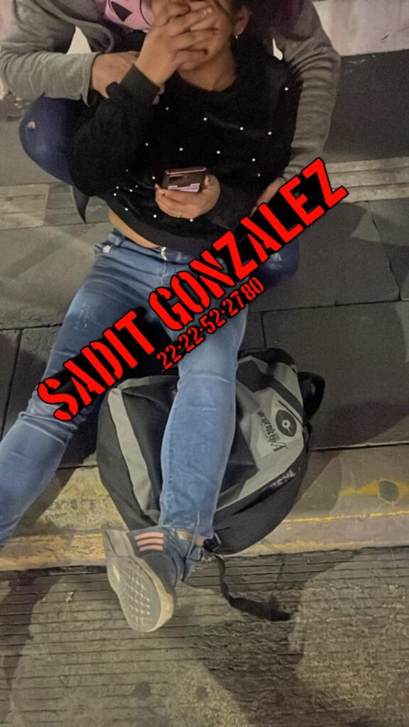 Jóvenes lesionados tras fuerte accidente en moto en Texmelucan.