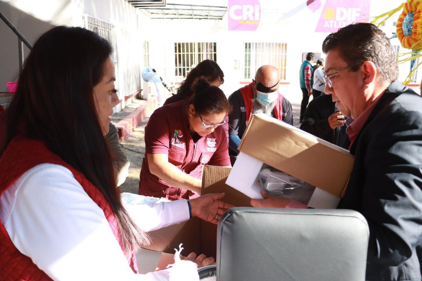 Ariadna Ayala entrega equipo terapéutico al CRI para mantenerlo a la vanguardia