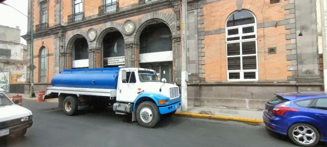 Familias en Toluca invierten hasta 650 pesos en pipas de agua