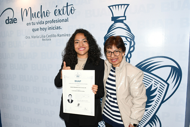 Entrega la Rectora María Lilia Cedillo Ramírez título a egresada BUAP con discapacidad auditiva