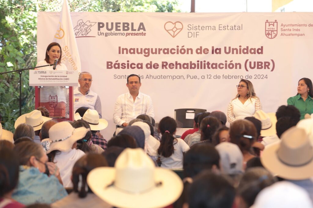 Entrega Gaby Bonilla equipamiento para Unidad Básica de Rehabilitación en la Mixteca