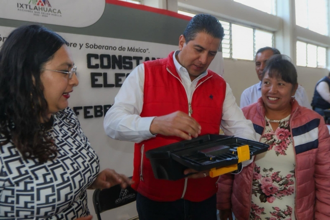 Alcalde Abuzeid Lozano entrega kits de plomería y electricidad