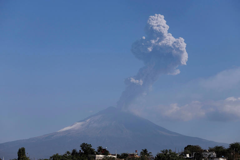 Satélite muestra cenizas extendiéndose a kilómetros del volcán Popocatépetl de México