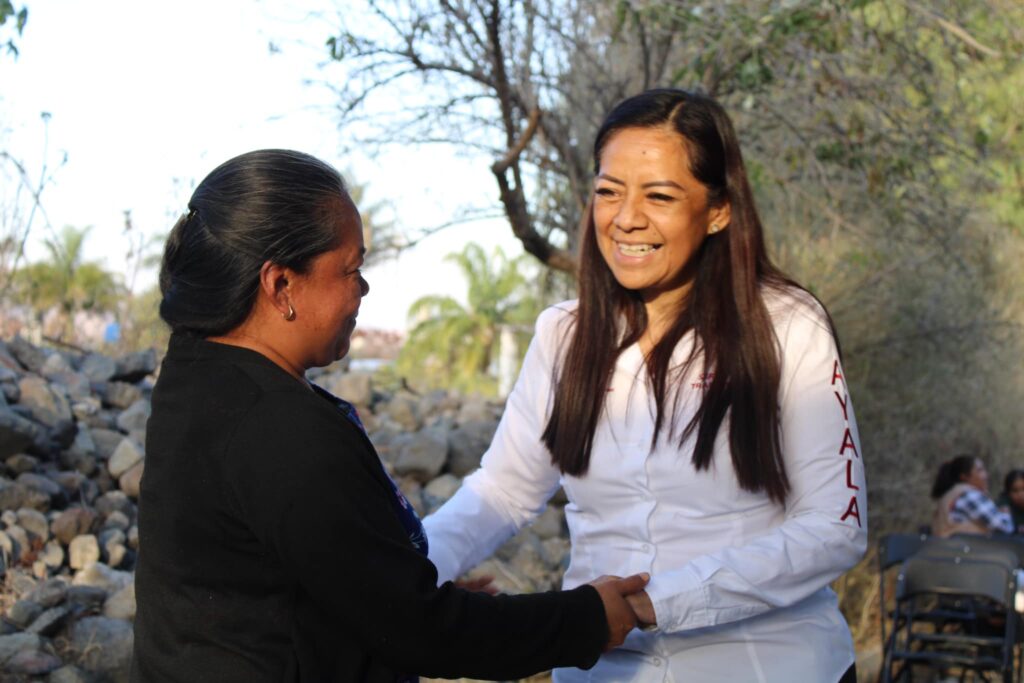 Desde Atlixco: Ariadna Ayala entregó calentadores solares a familias