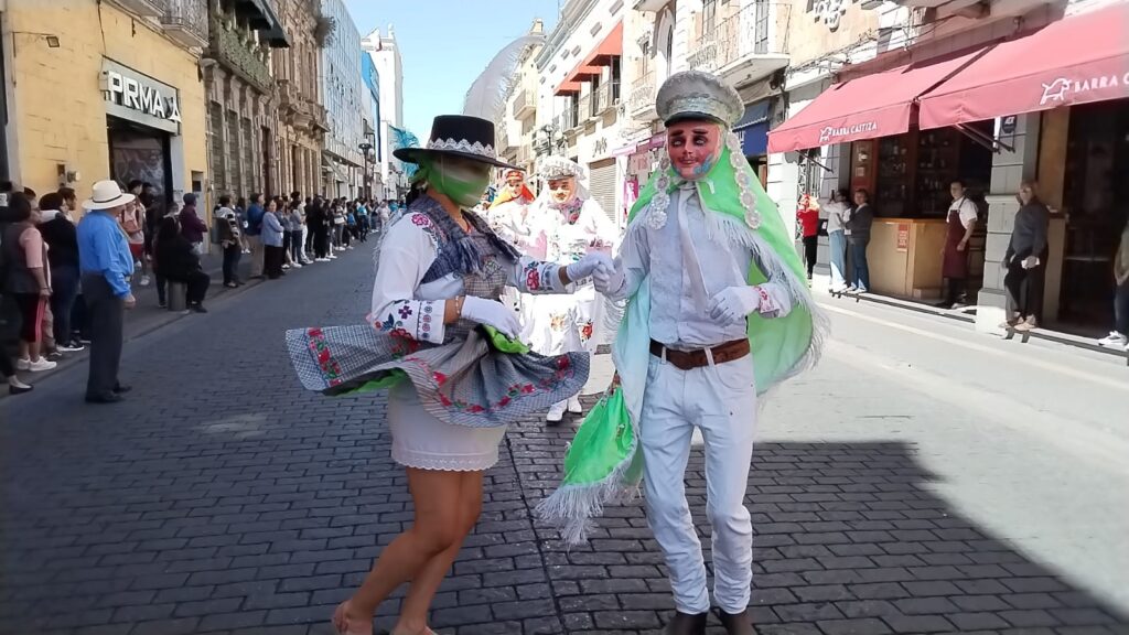 Video desde Puebla: Huehues desfilaron por avenida Reforma