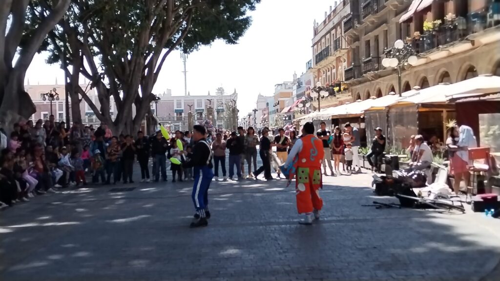 Payasos trabajan en el corredor 16 de Septiembre pero algunos  con groserías