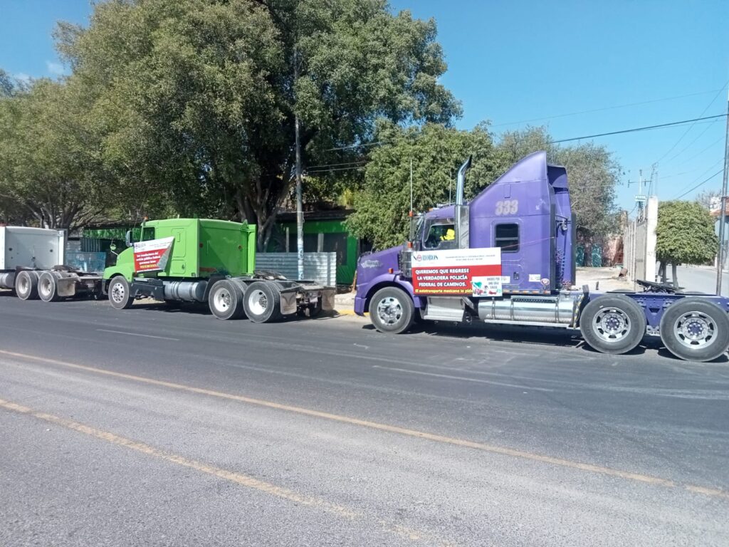 Fotonota: Camioneros bloquearon la Cuacnopalan- Oaxaca por la inseguridad