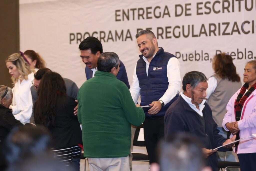 Entregan escrituras a 900 familias de Puebla capital
