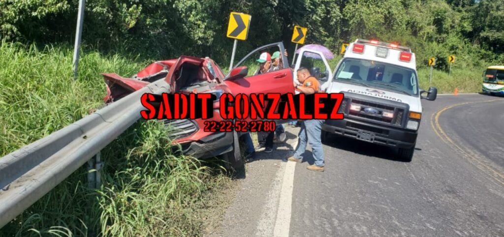 Fotonota: Se salva de milagro al incrustar su vehículo contra barra de contención de la Pachuca-Tuxpan