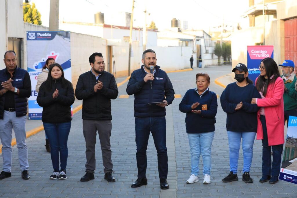 Entregan 5 calles en San Pablo Xochimehuacan