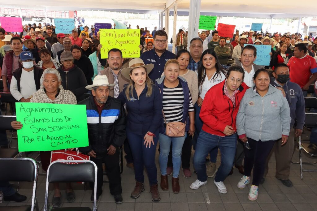 Paola Angon llevó a cabo la Primera Entrega del Programa Va por el Campo Cholulteca con fertilizantes y semilla