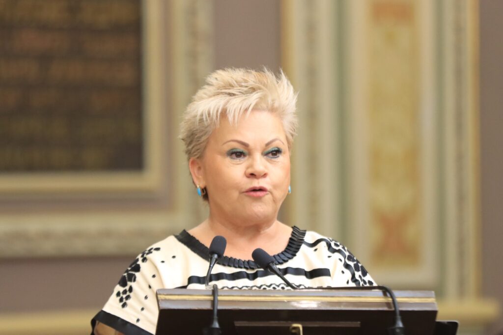 Ante el Congreso local, Isabel Merlo, titular de la SEP, señaló inversión de 29 millones 659 mil 620 pesos en becas a 45 mil 303 estudiantes