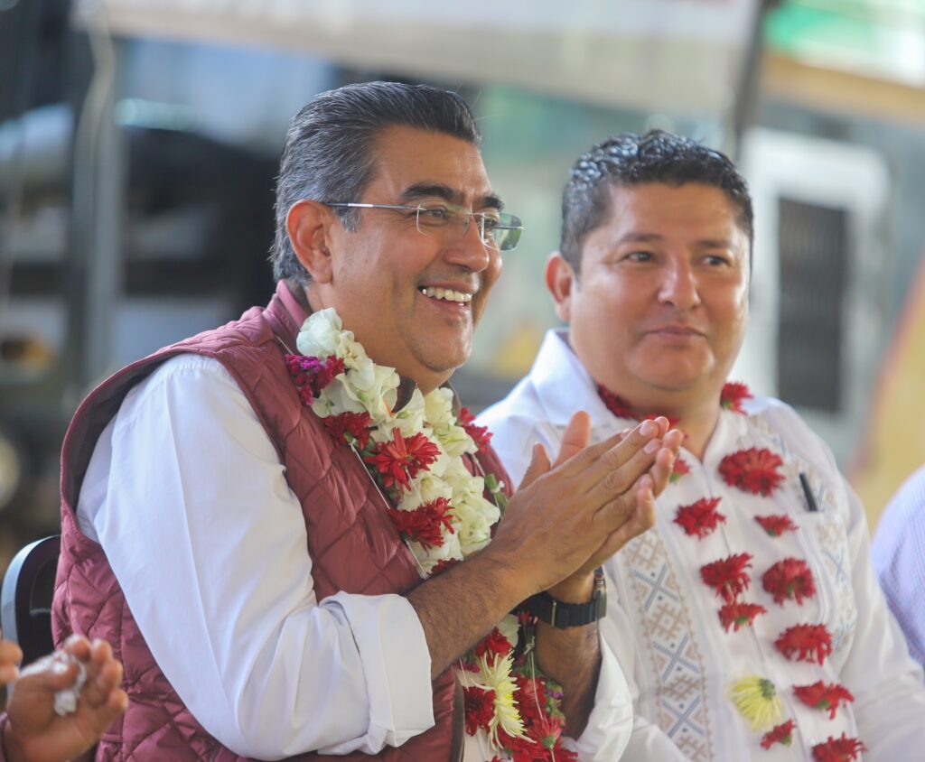 Sergio Salomón inició reconstrucción de carretera en Francisco Z. Mena