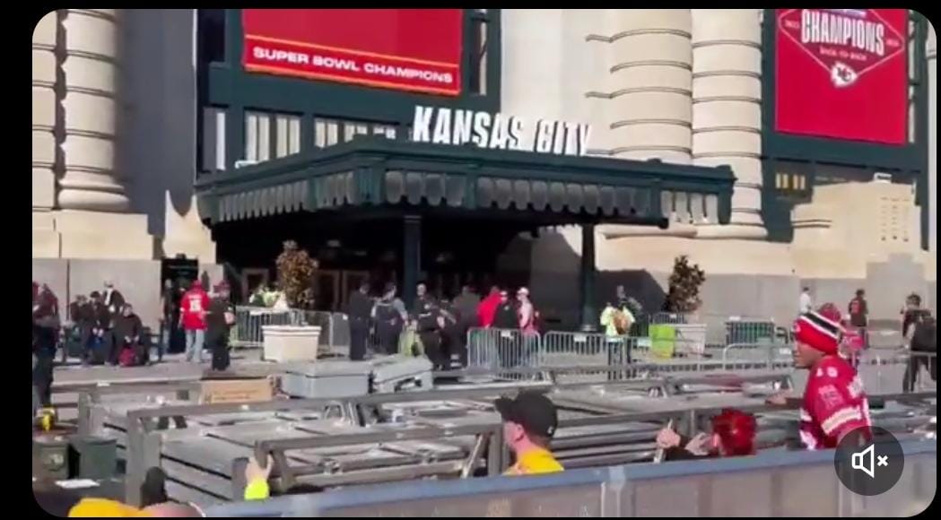 Tiroteo en Kansas City al final del desfile de celebración de los Chiefs, deja una persona muerta y 14 heridos