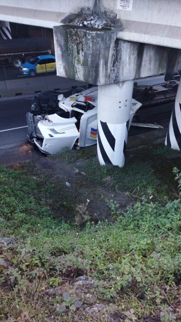 Video: Carreteras abiertas en el estado, pero se volteó tráiler en la México Tuxpan