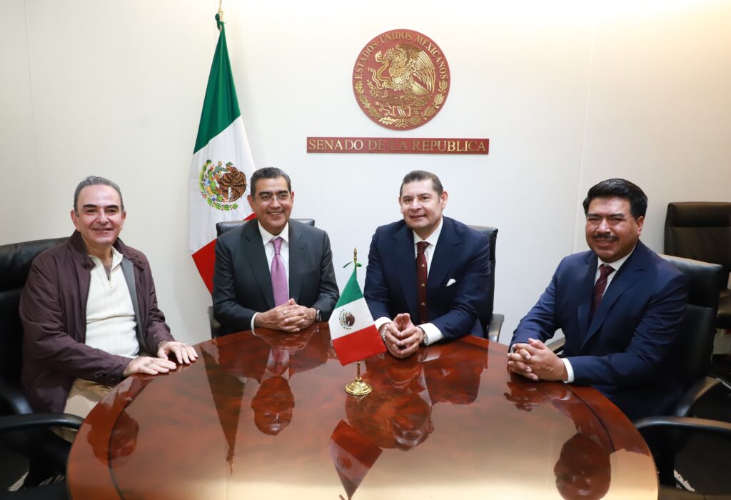 Inscriben en letras doradas a los tres Juanes en el Senado de la República