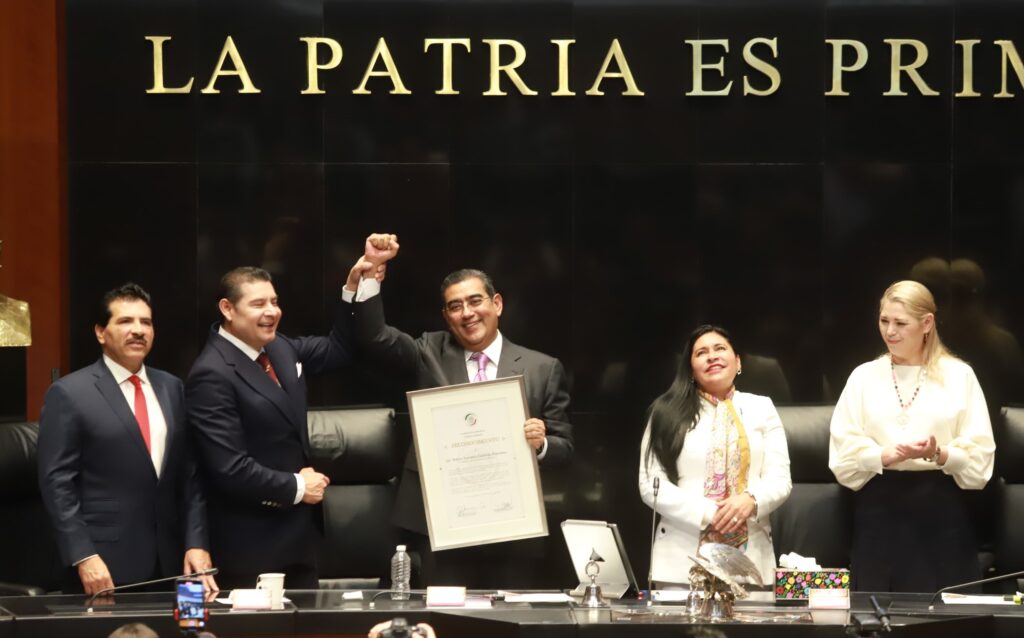 Sergio Salomón asistió al senado por la ceremonia de honor a los 3 juanes