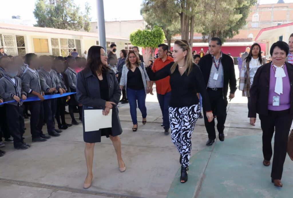 Después de 48 años de espera, ponen techo en la primaria 5 de Mayo de San Pedro Cholula