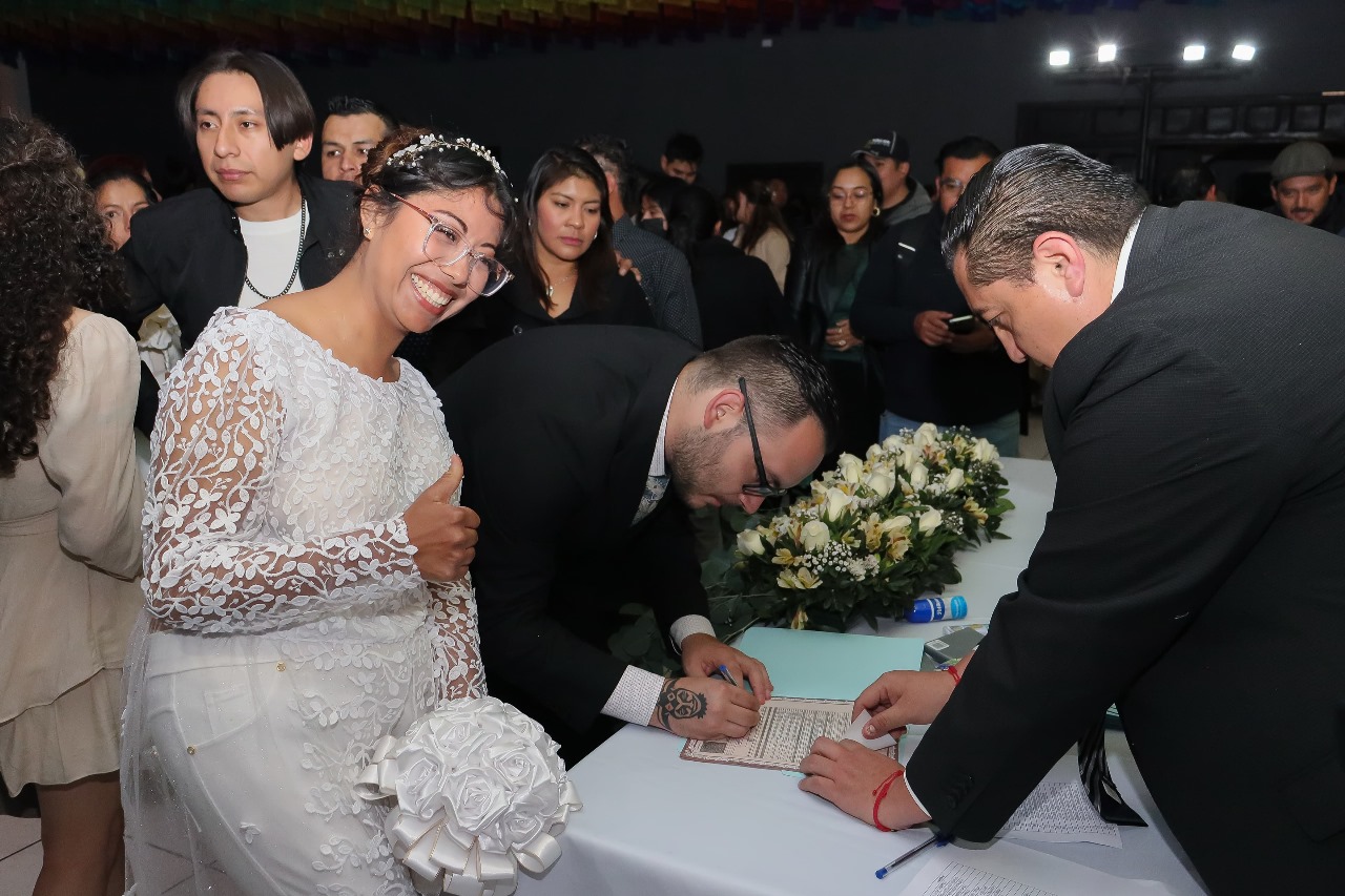 Realizan boda comunitaria en San Pedro Cholula