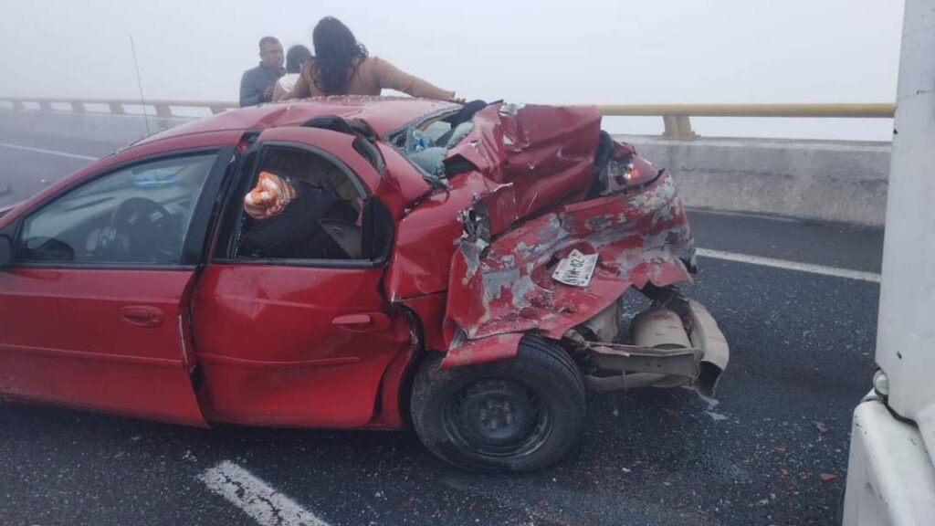 Fotonota: Dos carambolas casi en el mismo sitio de la autopista México Tuxpan dejaron, al menos, un fallecido y se temen varios lesionados