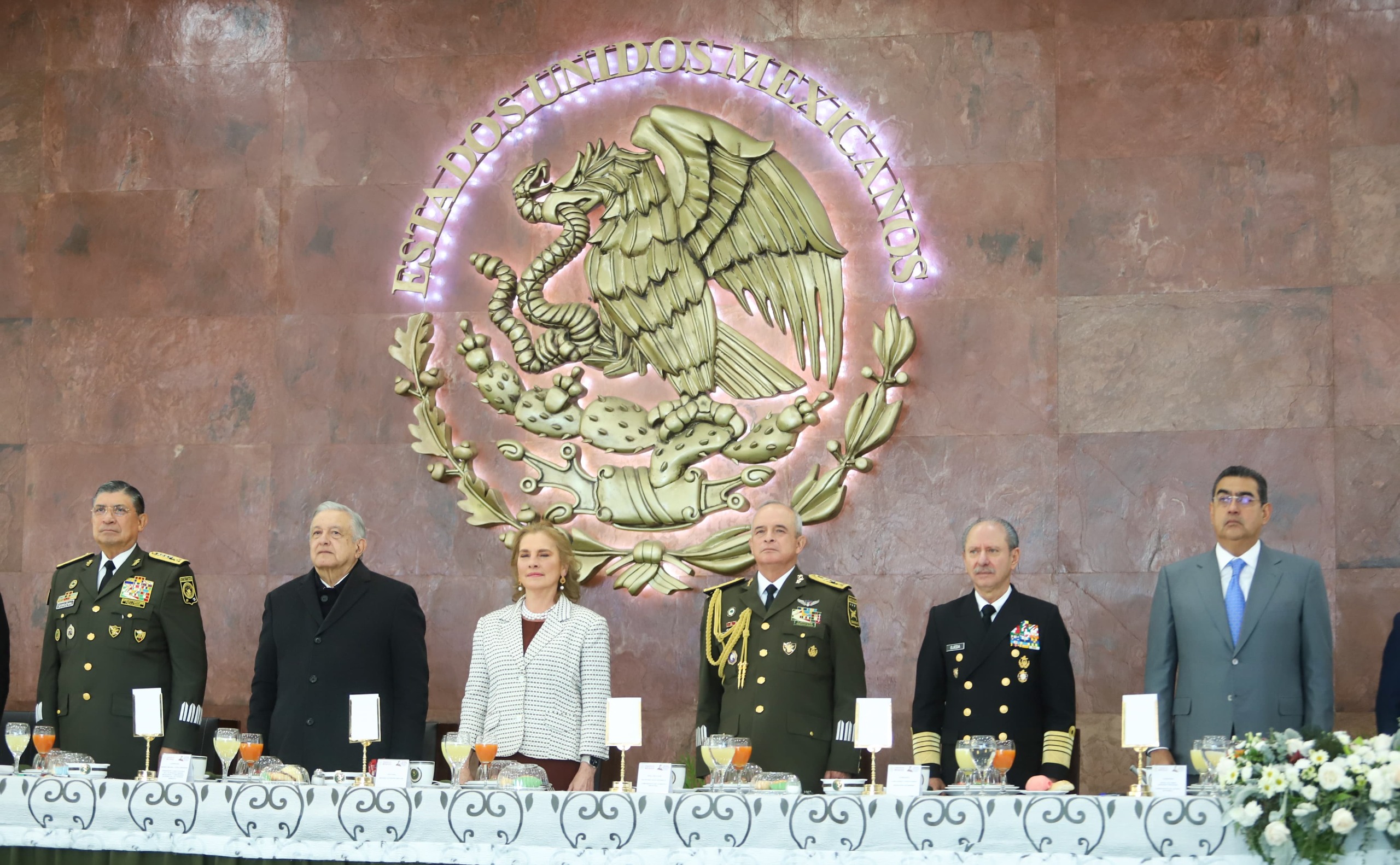 Sergio Salomón y AMLO encabezan ceremonia por Día del Ejército