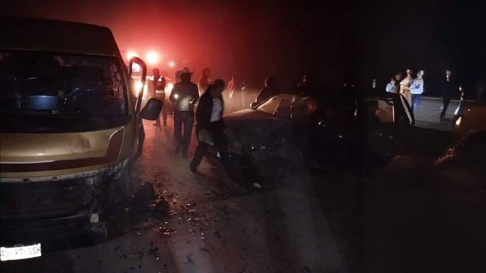 Choque entre camión de pasajeros y carro Chevy deja 5 heridos graves en Huauchinango