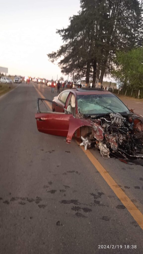 Dos muertos y media docena de heridos por choque de ambulancia de Ahuazotepec y automóvil