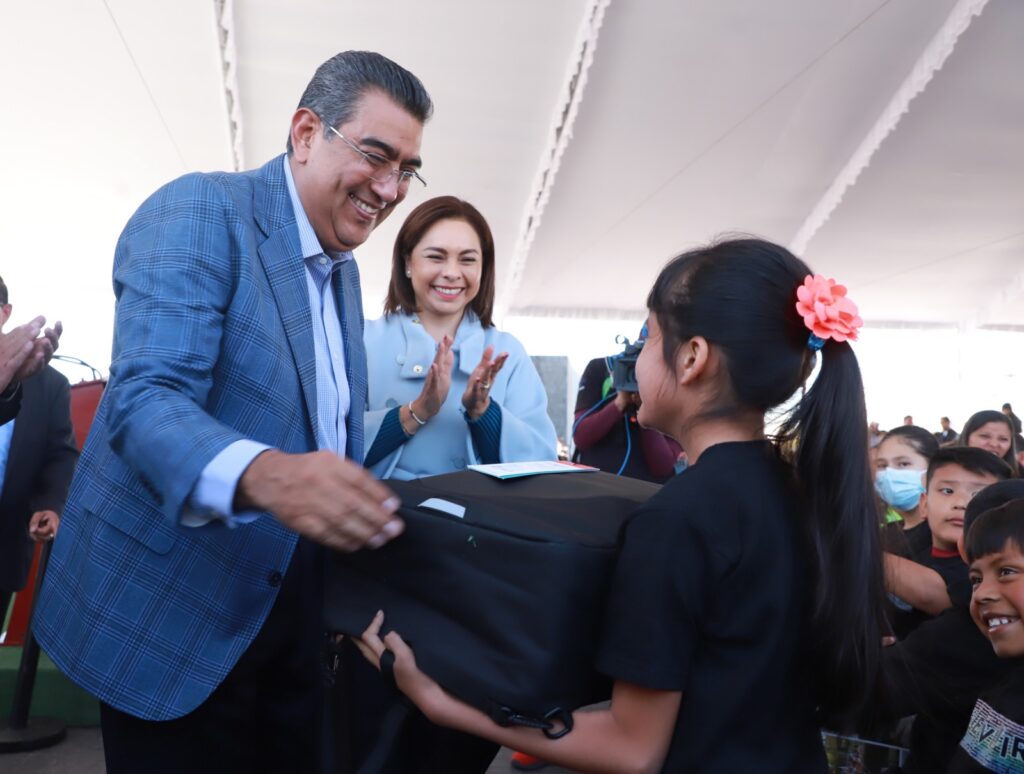 Sergio Salomón y Gaby Bonilla entregaron ambulancias y equipo de salud en hospitales