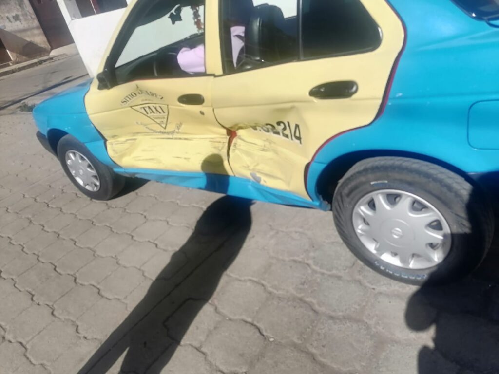 Ministeriales chocan taxi, hieren a chofer y se niegan a hacerse responsables en Huauchinango