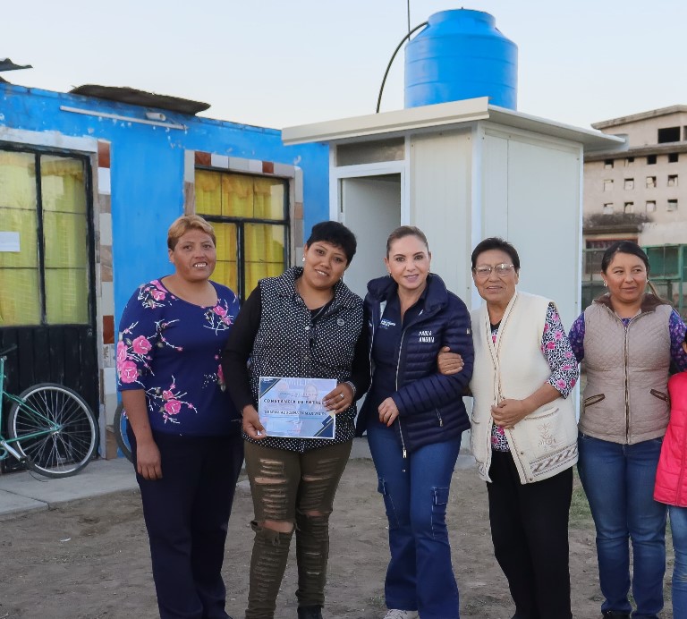 Paola Angon apoyó con sanitarios dignos a familias de San Pedro Cholula