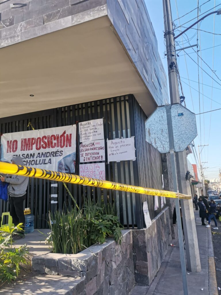 Sigue protesta afuera del PAN estatal; acusan imposición de Mundo Tlatehui y Augusta Valentina en San Andrés Cholula