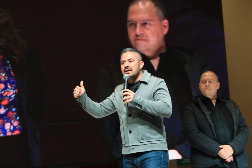 Jóvenes reciben conferencia magistral con Sebastián Marroquín, Omar Chaparro y Mario Bautista