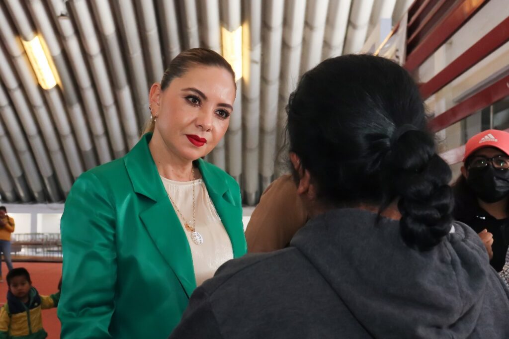 Paola Angon entregó aves de postura a mujeres de San Pedro Cholula