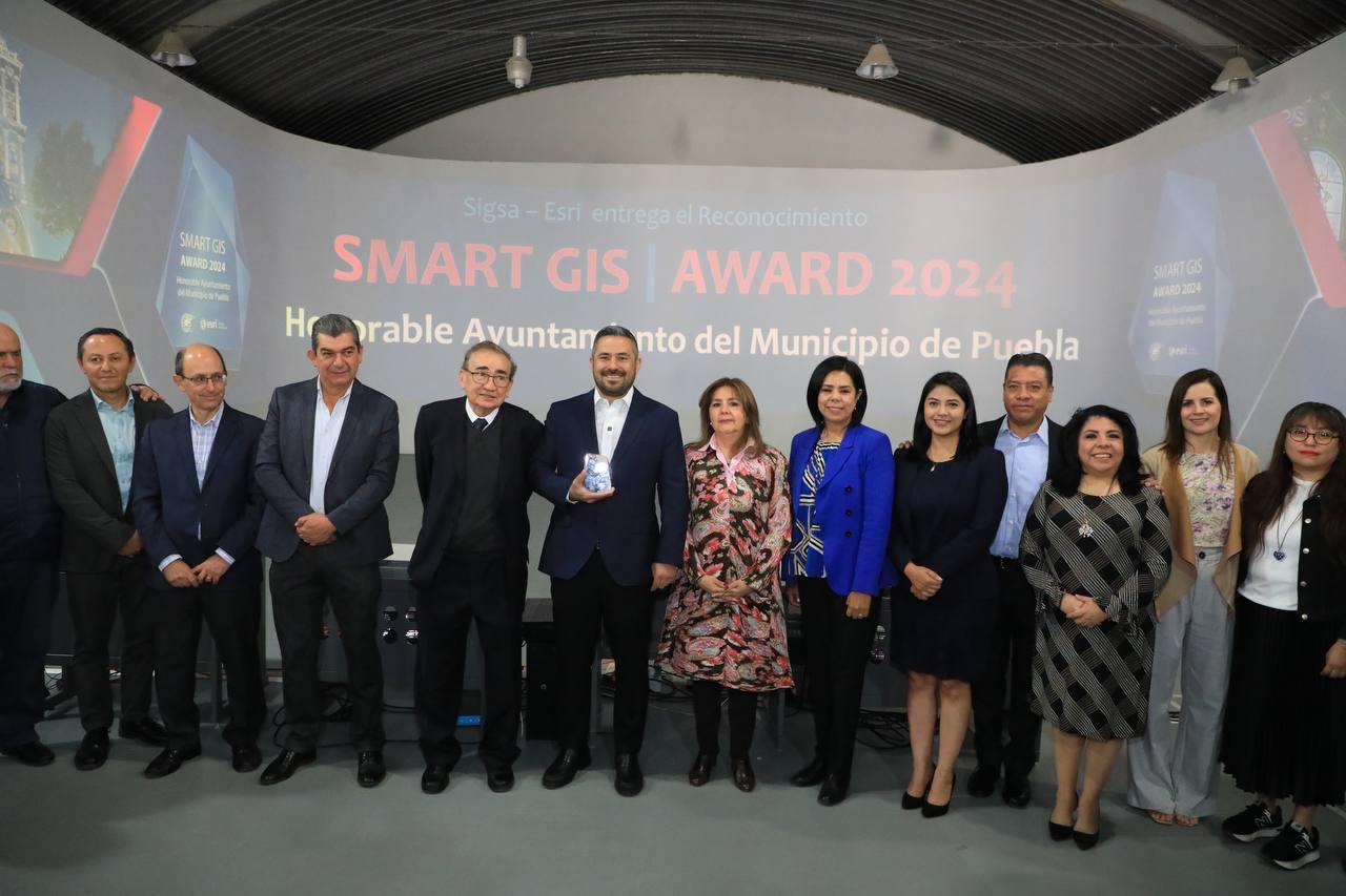 Entregan al ayuntamiento de Puebla el premio Smart Gis Award 2024