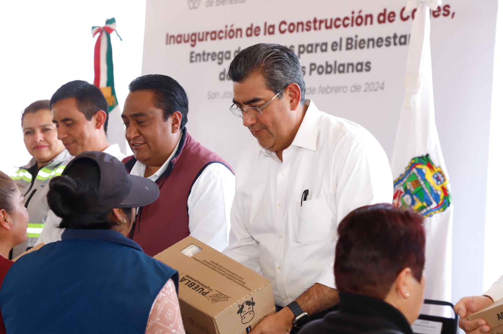 Sergio Salomón entregó obras de infraestructura en San José Chiapa