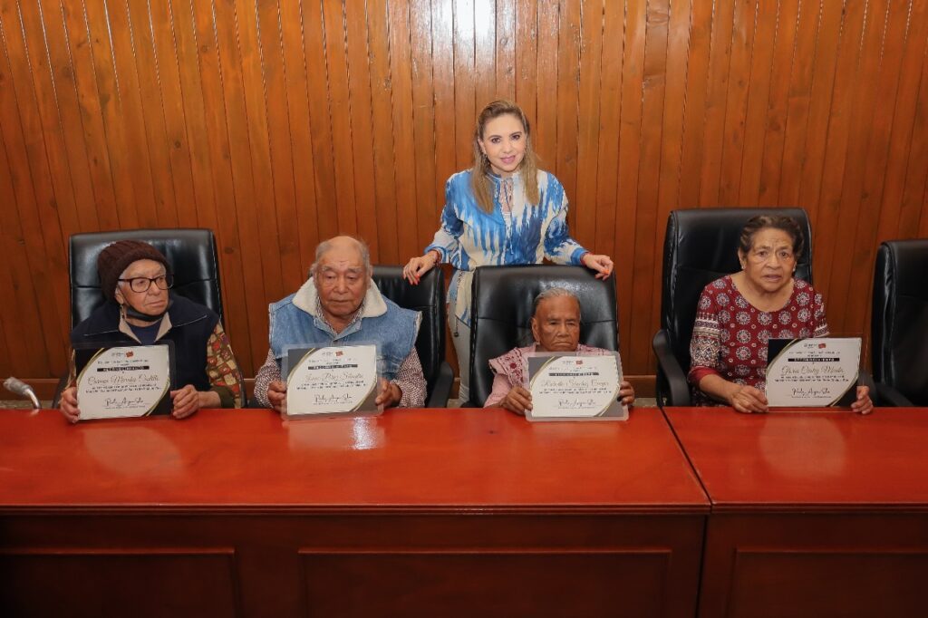 En San Pedro Cholula, Paola Angon entregó reconocimientos a fundadores del mercado Cosme del Razo
