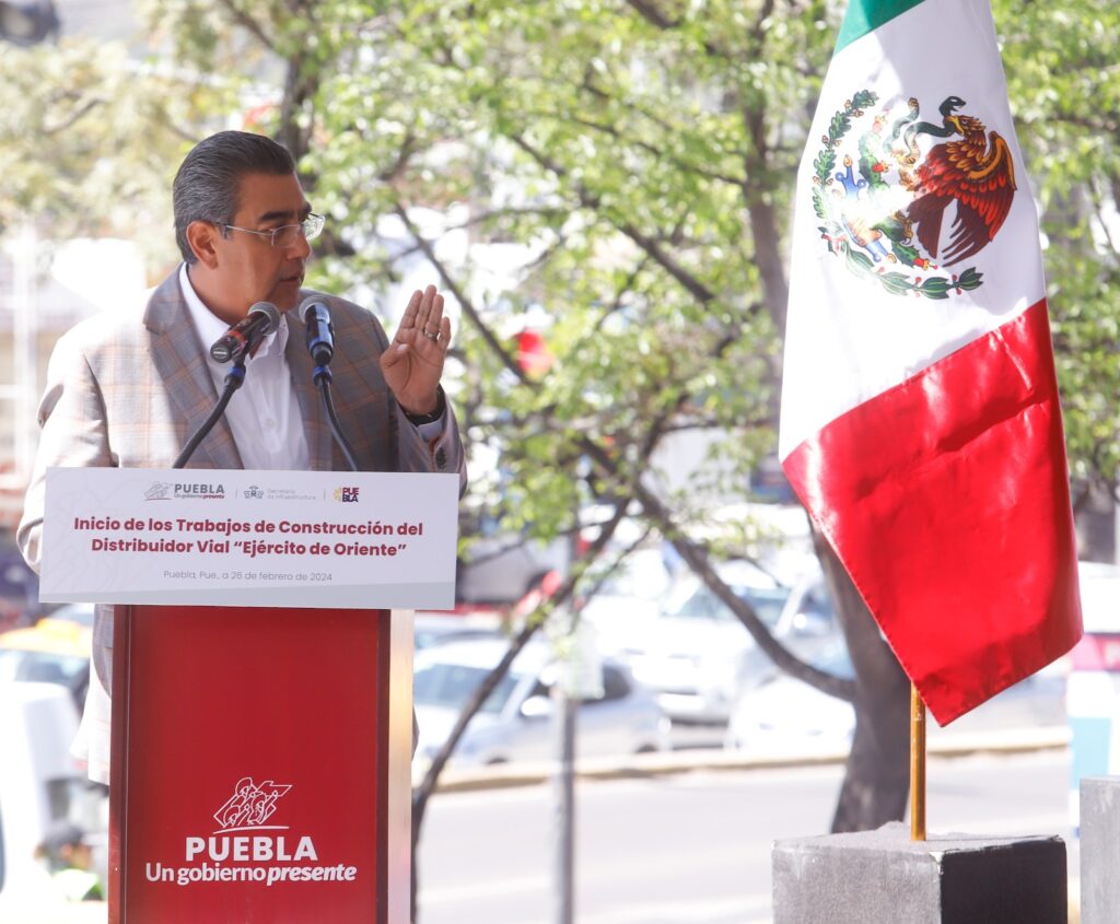 Sergio Salomón inició construcción de distribuidor vial en la Puebla-Tehuacán