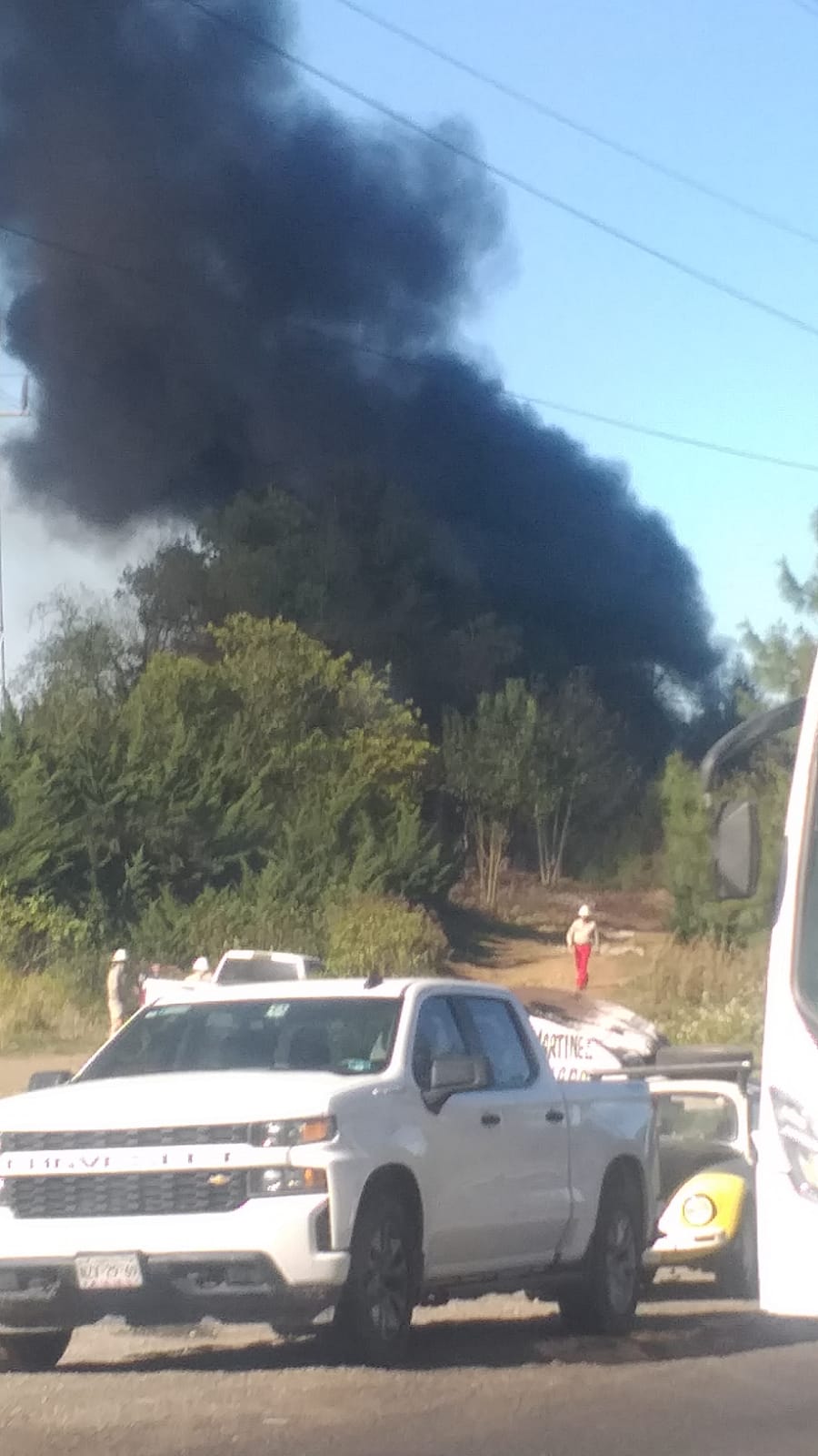 Fotonota: Por toma de huachicol, arde camioneta al costado de la federal México Tuxpan