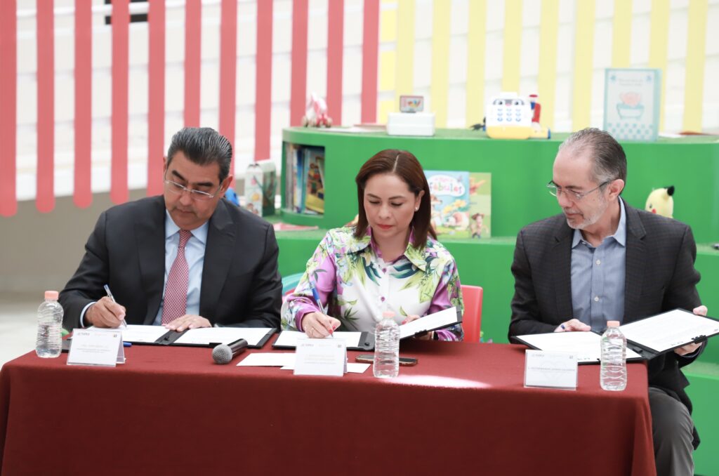 Sergio Salomón y Granjas Carroll ratificaron convenio a favor de niños del Sedif