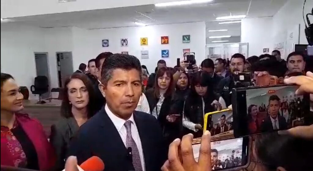 Registra Eduardo Rivera su plataforma electoral ante el IEE