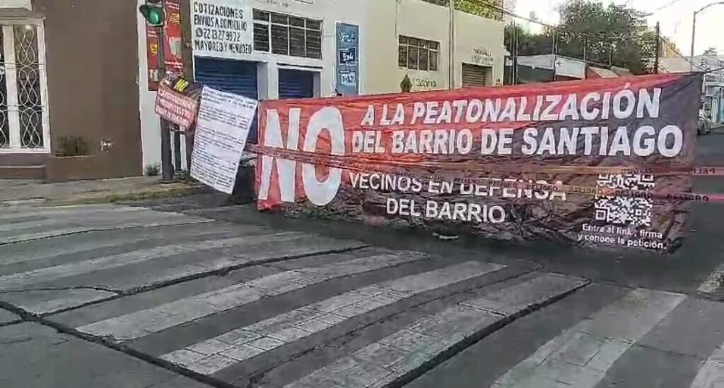 Video desde Puebla: Vecinos de Santiago se manifiestan contra el ayuntamiento por el proyecto de peatonalizarlo
