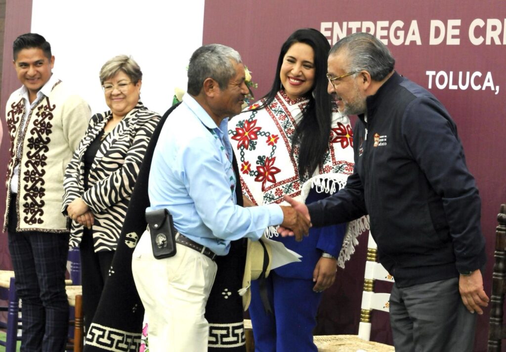 Entregan credenciales a artesanos para que accedan a beneficios