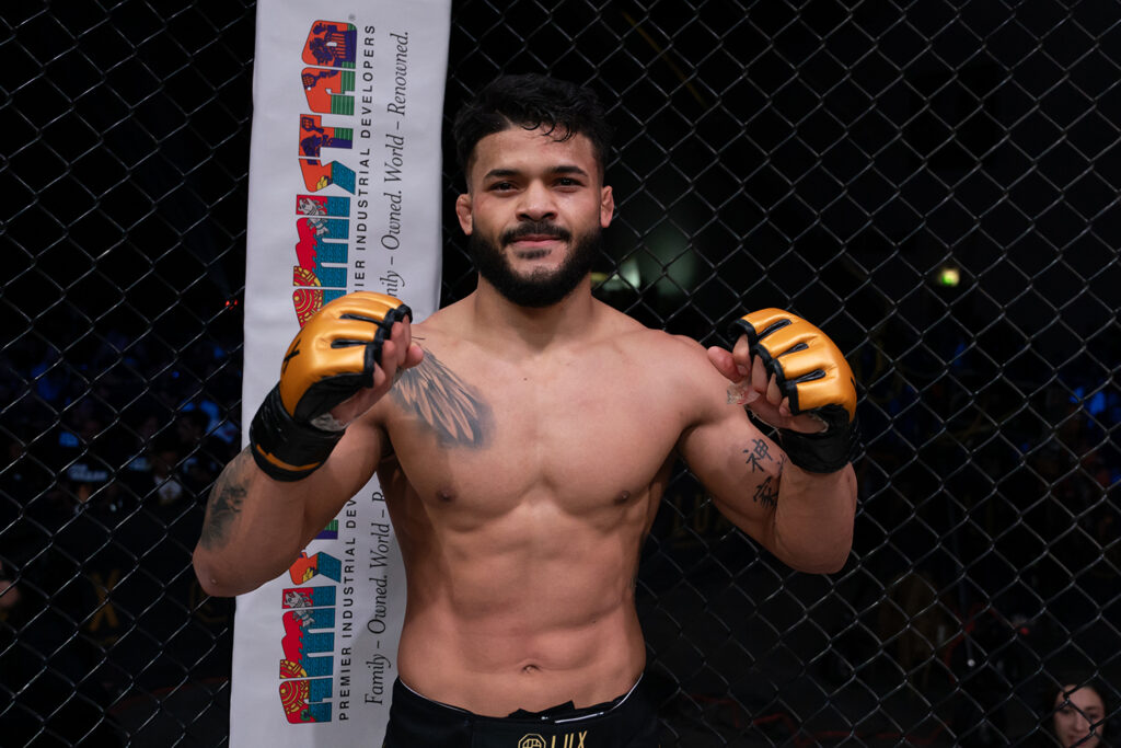 Se levanta de la lona Mauricio “The Hammer” para seguir invicto ante el “Tigre” Pérez