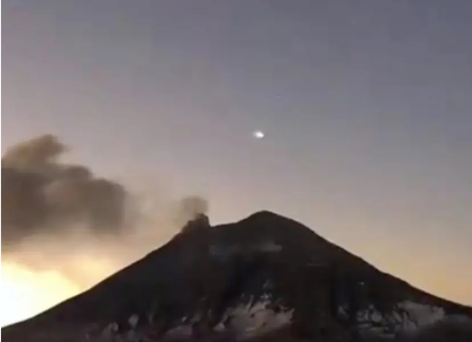 Video: ¿OVNI o cohete chino? Extraña luz aparece arriba del Popo y tarda más de 9 minutos