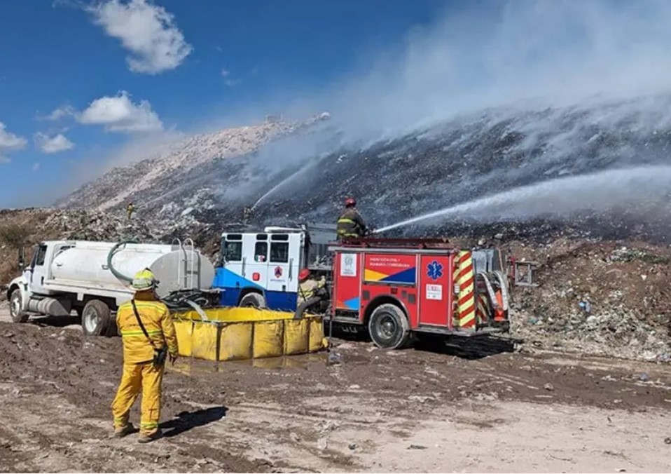 Arde relleno sanitario en Querétaro; equipos de emergencia sofocan incendio