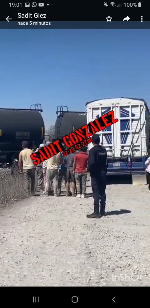 Video desde Puebla: Operador de camión pesado quiso ganar el paso al tren y dejó 3 lesionados en Cañada Morelos