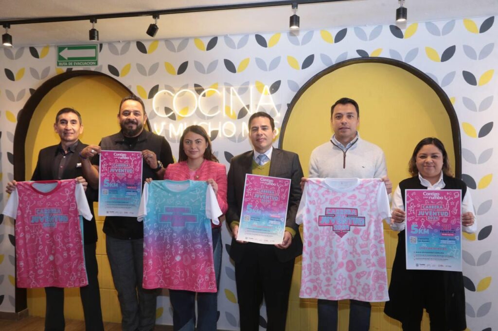Presenta Ayuntamiento De Puebla playera oficial de la Carrera por la Juventud 2024
