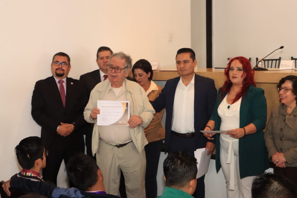 Congreso del Estado entrega reconocimientos a deportistas con discapacidad y sus entrenadores