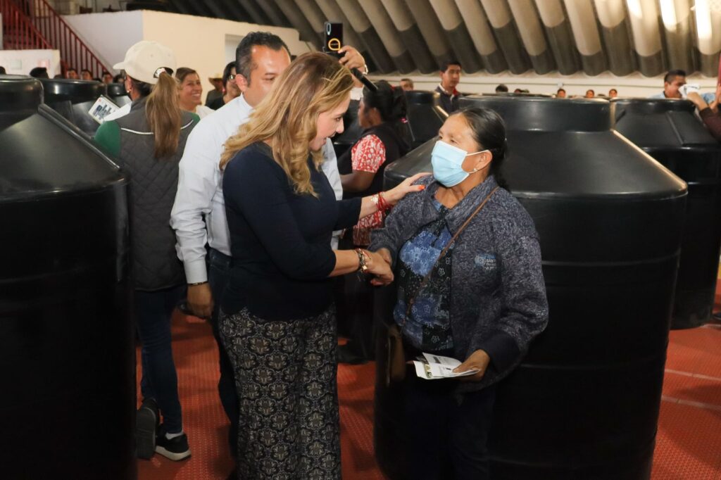 Gobierno de Cholula entrega 550 depósitos de agua