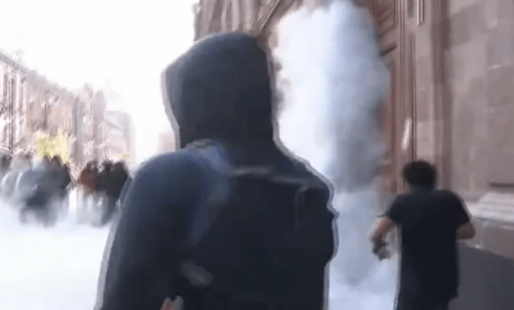 Normalistas de Ayotzinapa tumban puerta de Palacio Nacional para intentar entrar a hablar con AMLO
